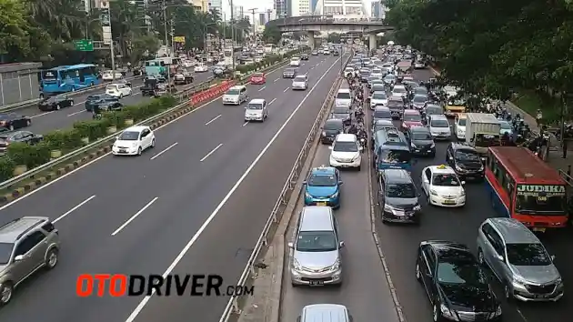 Foto - Januari 2021, Mobil Di DKI Jakarta Wajib Lulus Uji Emisi