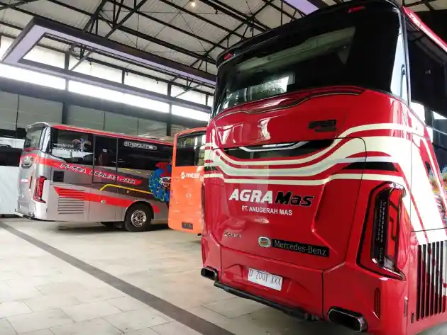 Foto - Mendesain Bus Ala Laksana, Langsung Ukuran Sebenarnya