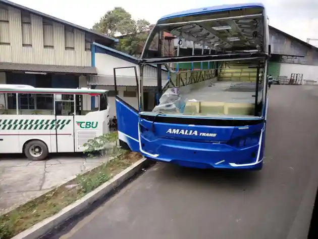 Foto - Mendesain Bus Ala Laksana, Langsung Ukuran Sebenarnya