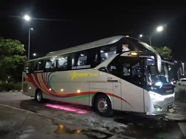 Foto - Mendesain Bus Ala Laksana, Langsung Ukuran Sebenarnya