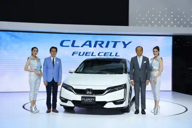 Foto - Honda Civic Hatchback Edisi Khusus dan Clarity Pukau Publik Bangkok