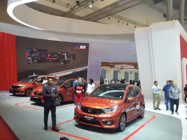 Foto - Tertarik Memiliki Mobil Warna Orange?