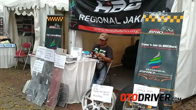 Foto - Inilah Kehebohan Komunitas Mobil Di OtoBursa Tumplek Blek 2016