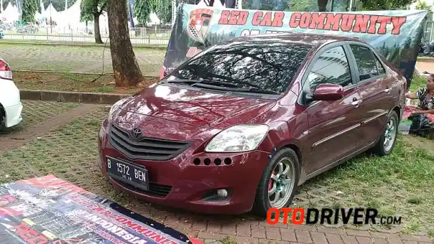 Foto - Inilah Kehebohan Komunitas Mobil Di OtoBursa Tumplek Blek 2016