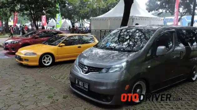 Foto - Inilah Kehebohan Komunitas Mobil Di OtoBursa Tumplek Blek 2016