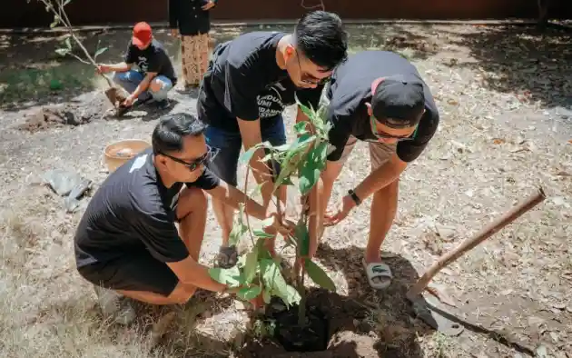 Foto - TYCI Rayakan Ultah Ke-18 Dengan Mencoba Line Up Hybrid Toyota ke Cirebon