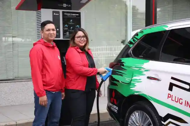 Foto - Gimmick Mitsubishi Gunakan Outlander PHEV sebagai Transportasi Online