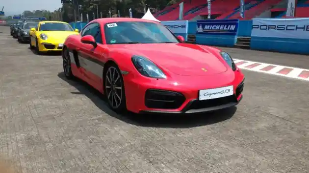 Foto - Di Sentul, Mengemudi Porsche Gratis!