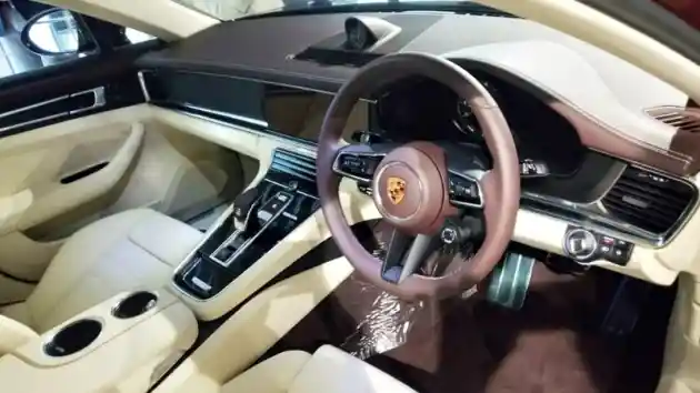 Foto - Setelah Taycan EV, Porsche Geber Panamera dan Cayenne PHEV Di Jalanan Indonesia