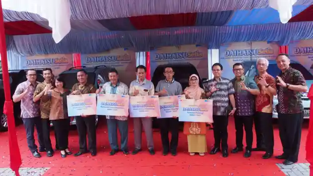 Foto - Daihatsu Rekondisi Gratis 20 Unit Mobil Konsumennya di Sumatera