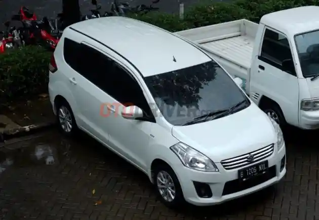 Foto - Selepas Kena Hujan, Ada Baiknya Mobil Dibilas