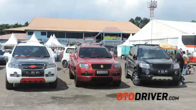 Foto - HUT TNI AU, Komunitas Mobil Ramai-ramai Hadir Di Lanud Halim Perdanakusuma