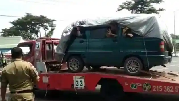 Foto - Ndableg… Dilarang Pakai Bus, Gunakan Truk Towing Untuk Mudik