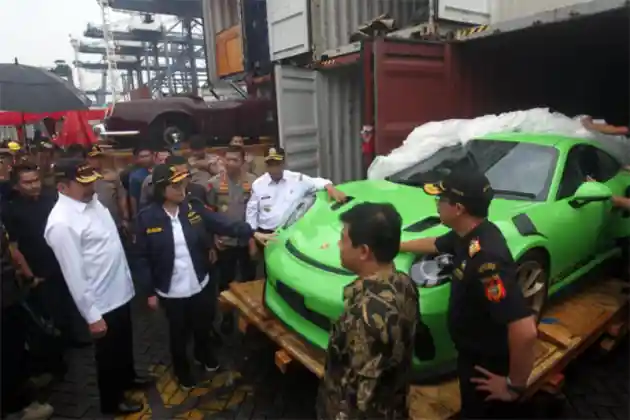 Foto - Penyelundupan Unit BMW Hingga Ferrari Digagalkan di Tanjung Priok