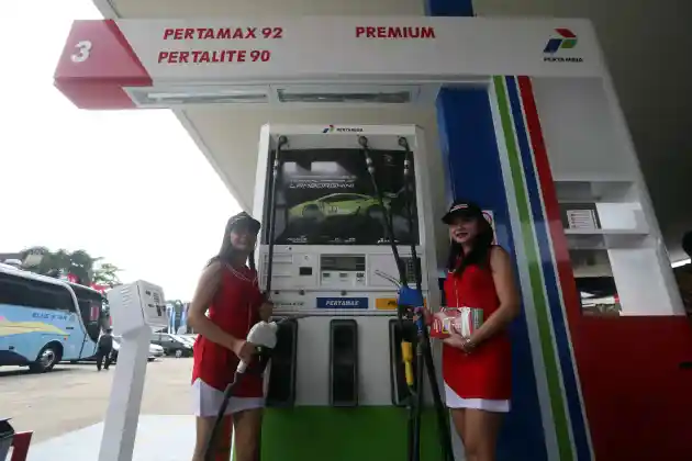 Foto - Long Weekend, Pertamina Jamin Stok Aman. Satgas BBM Kemasan Siaga di Titik Rawan Macet