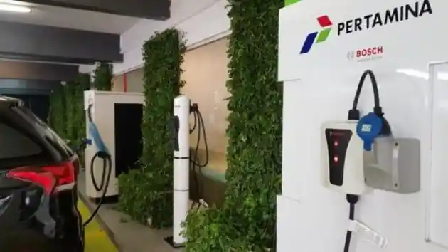 Foto - Percepat Era Mobil Listrik, Pertamina Operasikan 5 Charging Station di Jakarta