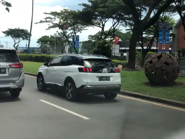 Foto - SPY SHOT: Peugeot 3008 SUV di Tangerang!