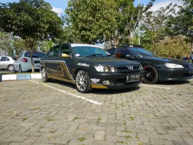 Foto - Komunitas Peugeot 306 Jalan-Jalan Bareng Sambil Raih Prestasi