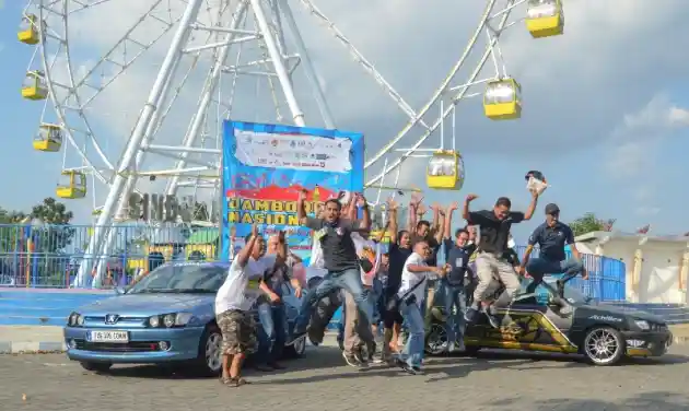 Foto - Komunitas Peugeot 306 Jalan-Jalan Bareng Sambil Raih Prestasi