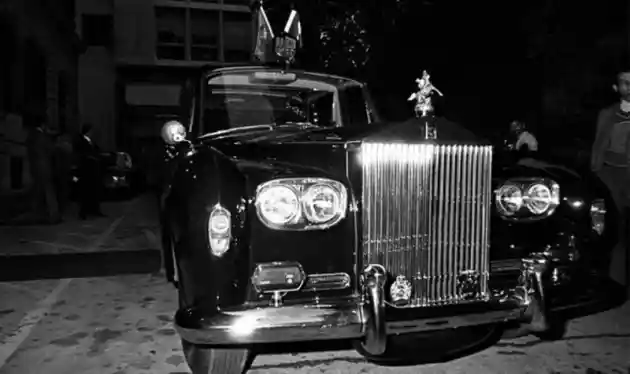 Foto - Raja Charles III Masuki Buckingham Gunakan Mobil Klasik Rolls-Royce Phantom VI