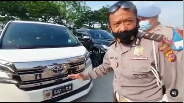 Foto - Seluruh Anggota DPR-RI Bakal Mendapatkan Plat Nomor Khusus