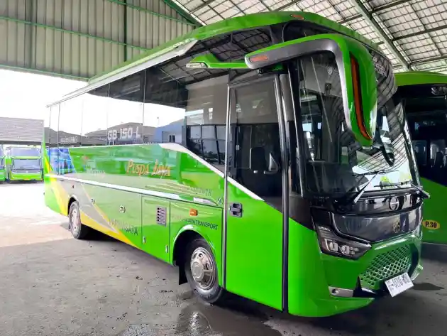 Foto - Hino Handover Medium Bus Ke PO Puspa Jaya Lampung