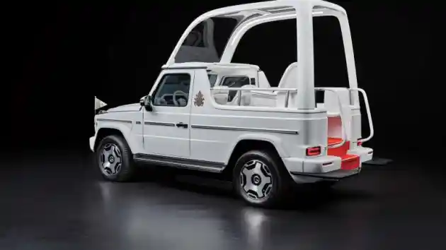 Foto - Paus Fransiskus Kini Gunakan Mercedes-Benz G-Class EV