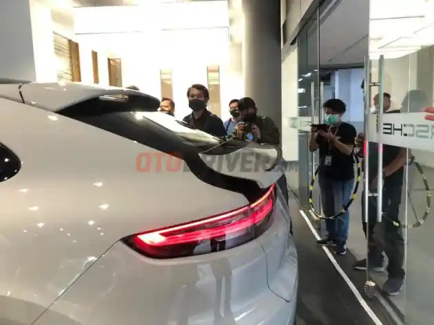Foto - Dibanderol Mulai Rp 3,4 Milyar, Porsche Cayenne Coupe Pun Resmi Melantai Di Indonesia
