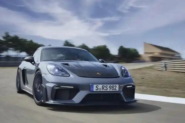 Foto - Porsche 718 Cayman GT4 RS dan Cayenne Turbo GT Meluncur di India