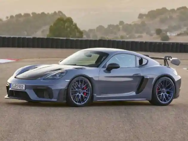 Foto - Porsche 718 Cayman GT4 RS dan Cayenne Turbo GT Meluncur di India