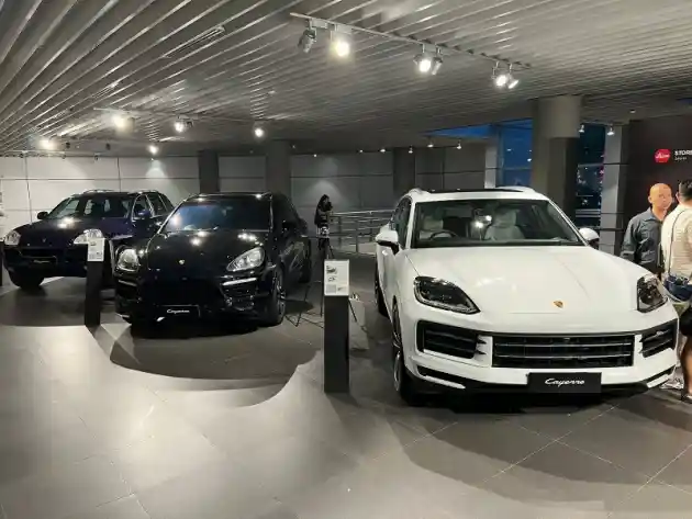 Foto - Porsche Kerja Sama Dengan Leica, Kini Ada Store Kamera Mewah di Dealer Mereka