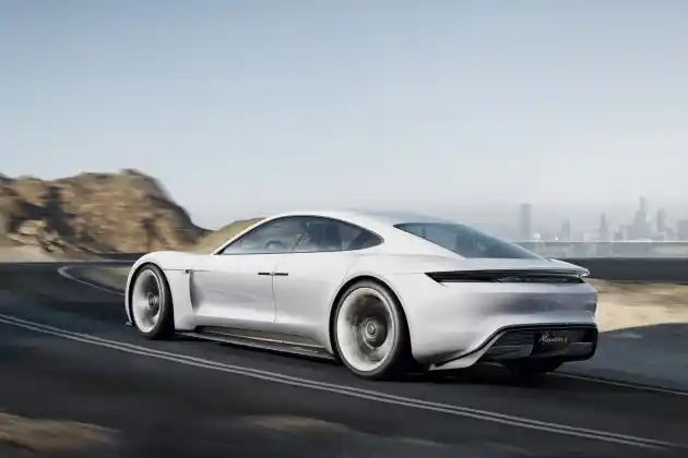 Foto - Porsche Ciptakan Mobil Listrik 600 dk, Charge Hanya 15 Menit. Plus Video