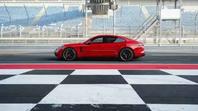 Foto - Porsche Panamera GTS 2019 Siap Tembus 292 KM/Jam