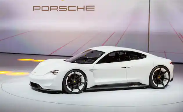 Foto - Bukan Sate, Porsche Beri Nama Mobil Barunya "Taycan"
