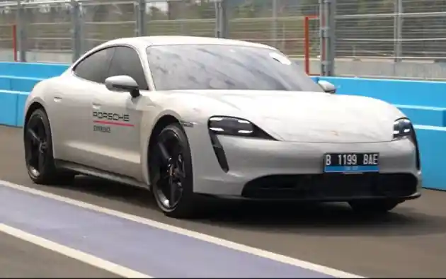 Foto - Merasakan Tenaga Luar Biasa Mobil Listrik Porsche Taycan Turbo