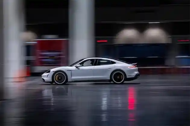 Foto - Masuk Guiness World Records. Porsche Taycan Pecahkan Rekor Kecepatan Indoor