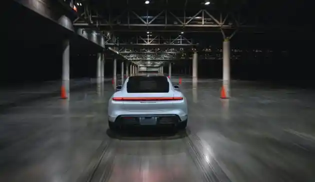 Foto - Produksi Porsche di Eropa Terhambat Karena Invasi Rusia