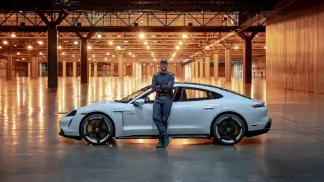 Foto - Masuk Guiness World Records. Porsche Taycan Pecahkan Rekor Kecepatan Indoor