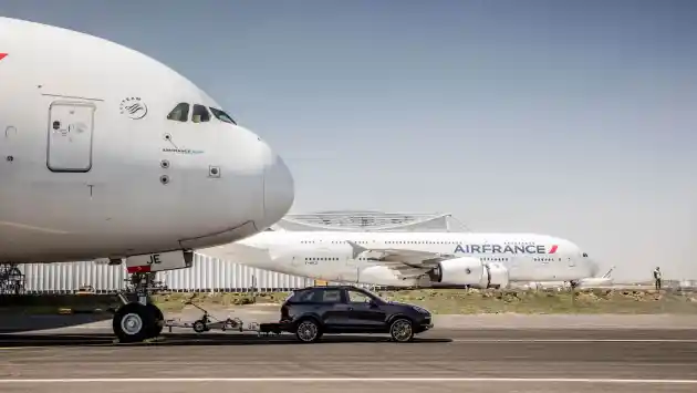 Foto - VIDEO: Porsche Cayenne Menarik Sebuah Airbus A380