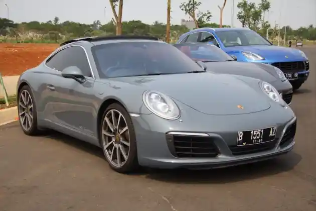 Foto - Rincian Biaya Perawatan Berkala Porsche: Jasa Service RP 900 ribu/Jam