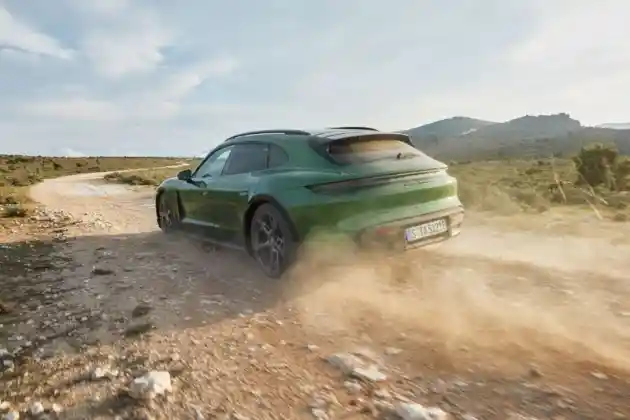 Foto - Porsche Taycan Cross Turismo Dijual Semester Kedua 2021, Simak Kelebihannya