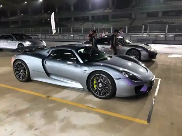 Foto - "Membawa" Le Mans ke Sepang, Cara Porsche Pamer Kehebatan Mobil-mobil Hybrid-nya