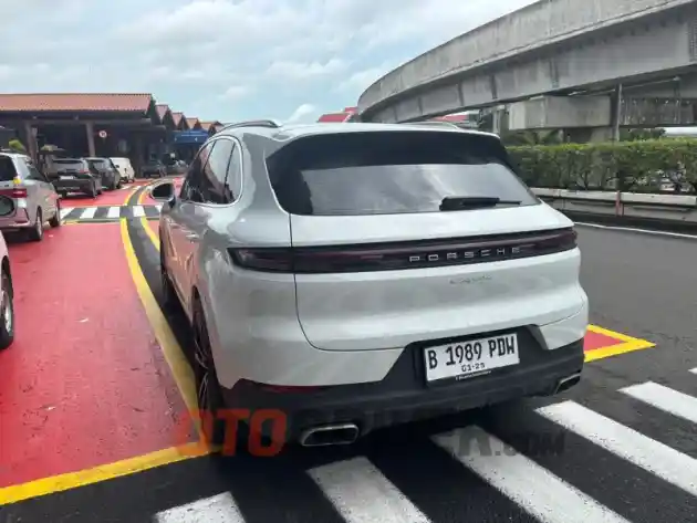 Foto - Merasakan Kenyamanan Baris Kedua Porsche Cayenne Berharga Rp 3 Miliaran, Ini Beragam Fitur Yang Tersedia