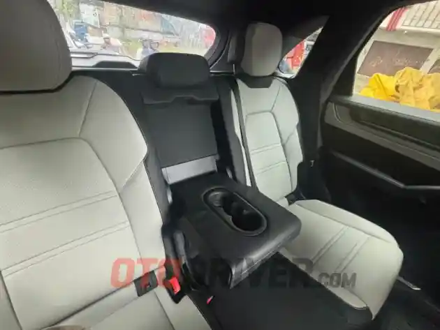 Foto - Merasakan Kenyamanan Baris Kedua Porsche Cayenne Berharga Rp 3 Miliaran, Ini Beragam Fitur Yang Tersedia