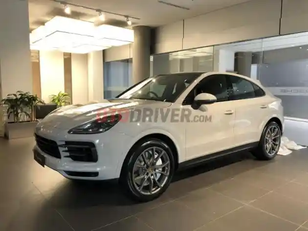 Foto - Carmine Red GTS, Penanda Pencapaian Penjualan Satu Juta Porsche Cayenne