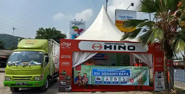 Foto - Posko Mudik Bus Hino di Jawa dan Sumatera