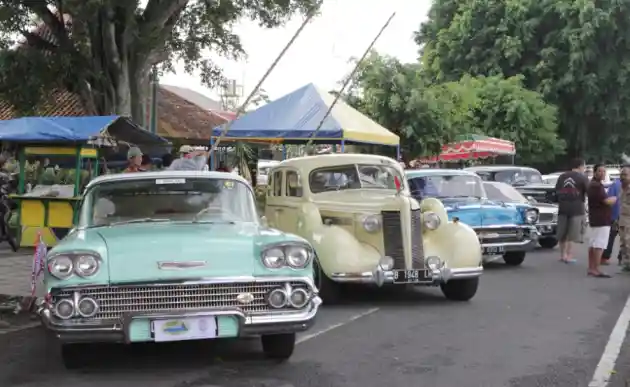 Foto - Perhimpunan Penggemar Mobil Kuno Indonesia Rayakan HUT Ke-37, Yogya Dipenuhi Mobil Klasik