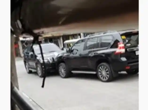 Foto - VIDEO: Terjadi "Adu Fisik" 2 Unit Toyota Prado