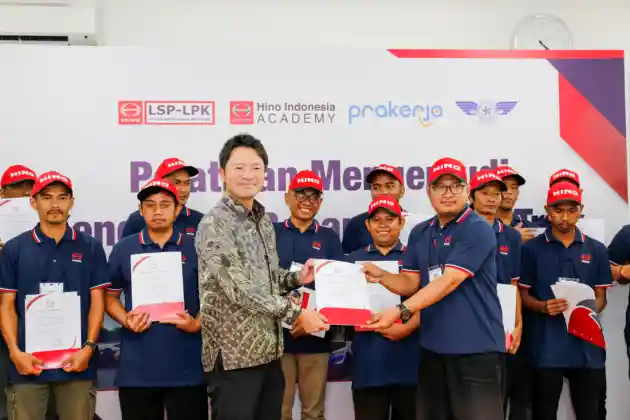 Foto - Makin Profesional Nyetir Bus dan Truk Bersama Hino