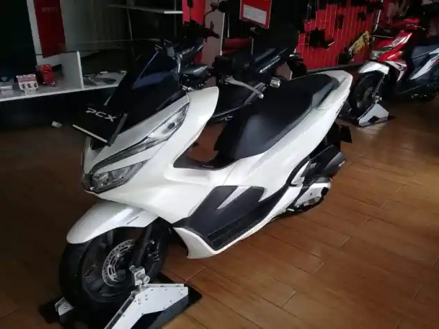 Foto - Stok Sienta Buatan 2018 Dijual Dengan Bonus Honda PCX!